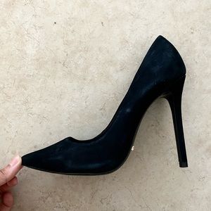Schutz black pumps